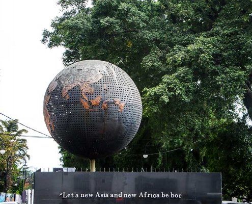 patung publik bola dunia monumen 60 tahun konferensi asia afrika bandung