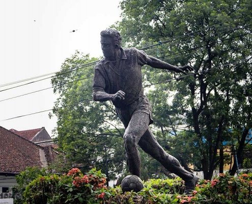 patung publik monumen sepak bola tamblong bandung